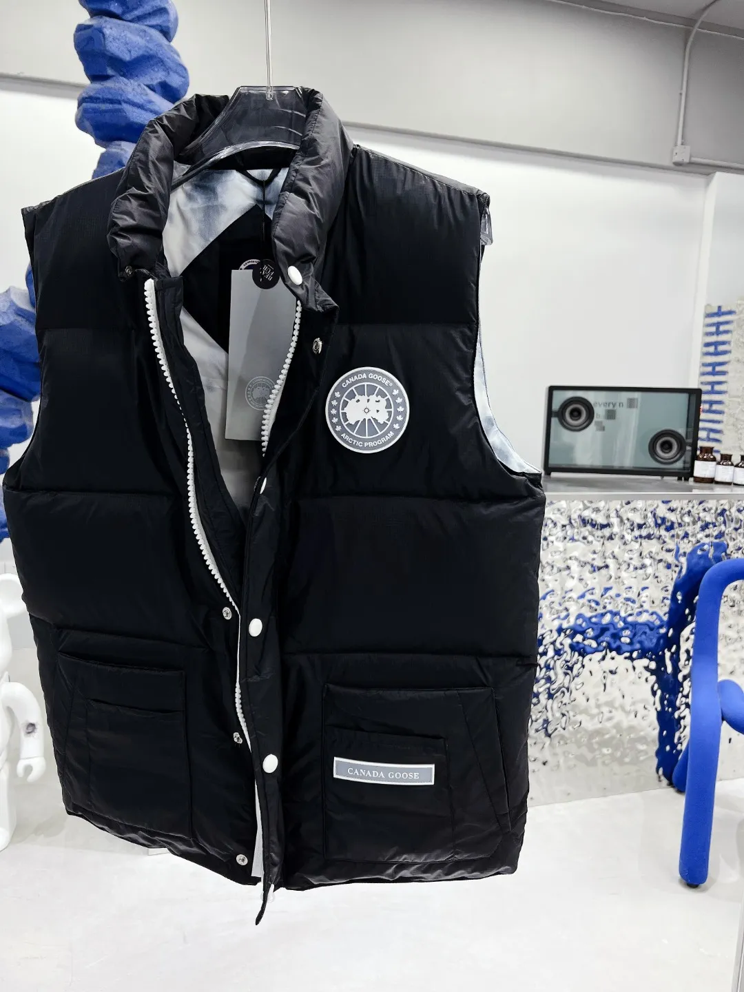 P480 𝗖𝗔𝗡𝗔𝗗𝗔 𝗚𝗢𝗢𝗦𝗘/Canada Goose White Label Glacier Vest Down Jacket Freestyle Vest THEICON This excellent down-filled vest can be freely layered with a variety of clothes, making it a favorite during the changing seasons. It's classic, versatile and provides excellent warmth. The Northern Lights capsule collection is reimagined in rich tones inspired by the stunning colors of Canada's north. The Glacial Haze capsule collection is revamped with a striking and layered color palette that evokes the feeling of being caught in the mist surrounding icebergs and glaciers. The top original replica version refers to the highest version in China (there is no one) (it is a piece of craftsmanship to make a piece of clothing that is ZP when placed in the counter) 1⃣ Made of original custom-made double plain 9500-100% nylon nylon fabric, windproof, waterproof and stain-resistant 2⃣ Filled with national standard Guangzhou Inspection white duck down, the amount of down is more than twice that of ordinary goods.  3⃣The zipper is customized from Yoshida YKK factory, with clear engraving and perfect and smooth texture. 4⃣Collar label, armband, back label, hangtag, complete anti-counterfeiting mark. Color: black, white, mood blue, melted water blue, graphite gray, purple. Size: XS S M L XL XXL
